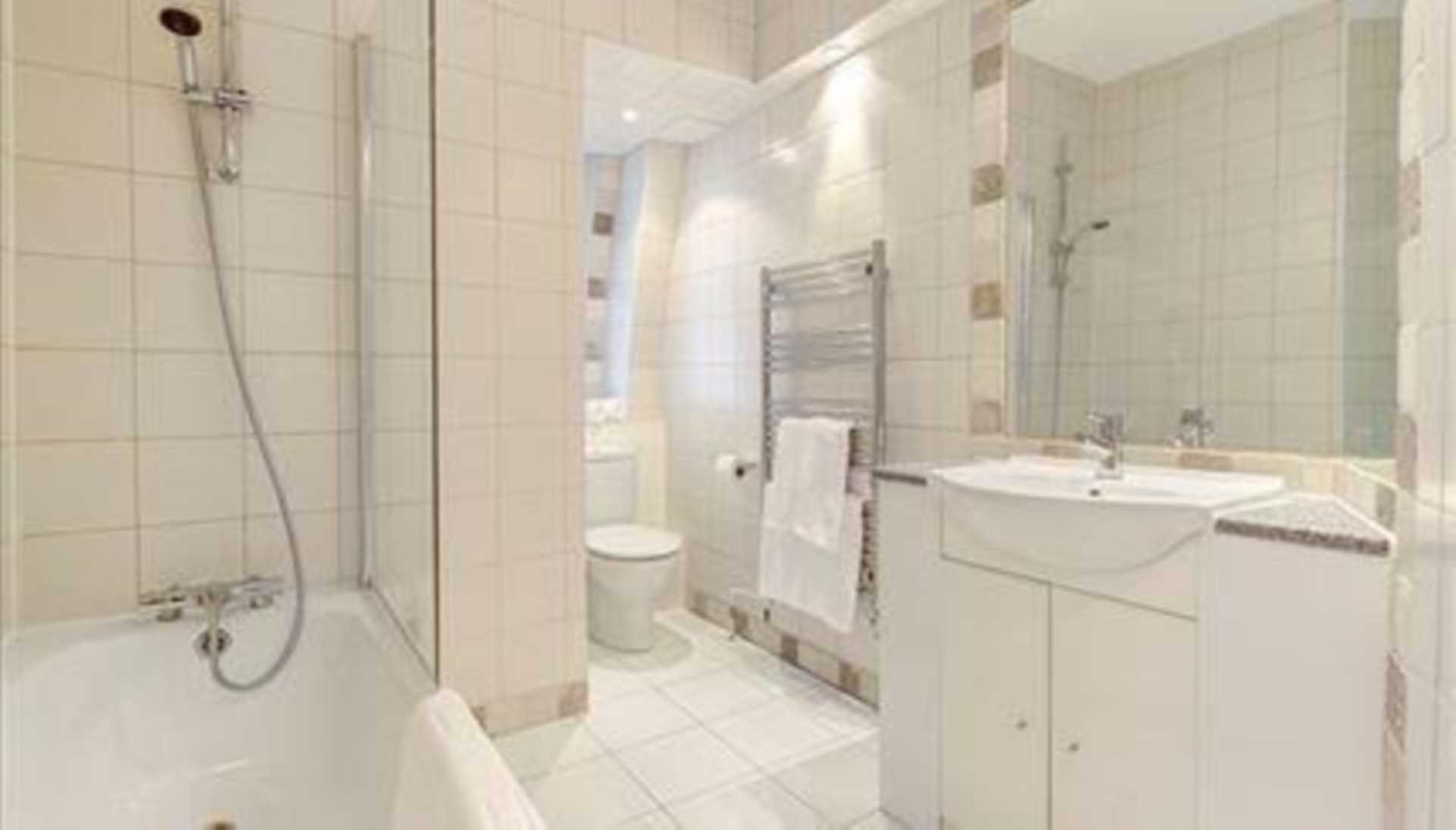 London W1J 5LY 1 bed studio rental property internal/external image-5