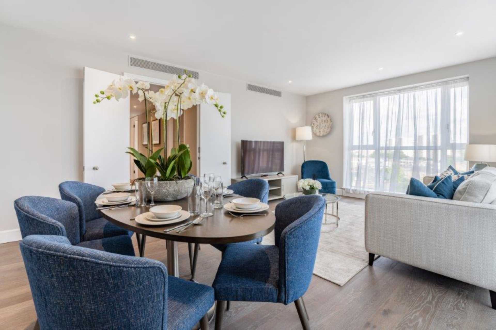 ロンドン E14 8RW 2ベッドフラット 賃貸物件の内外装写真-1