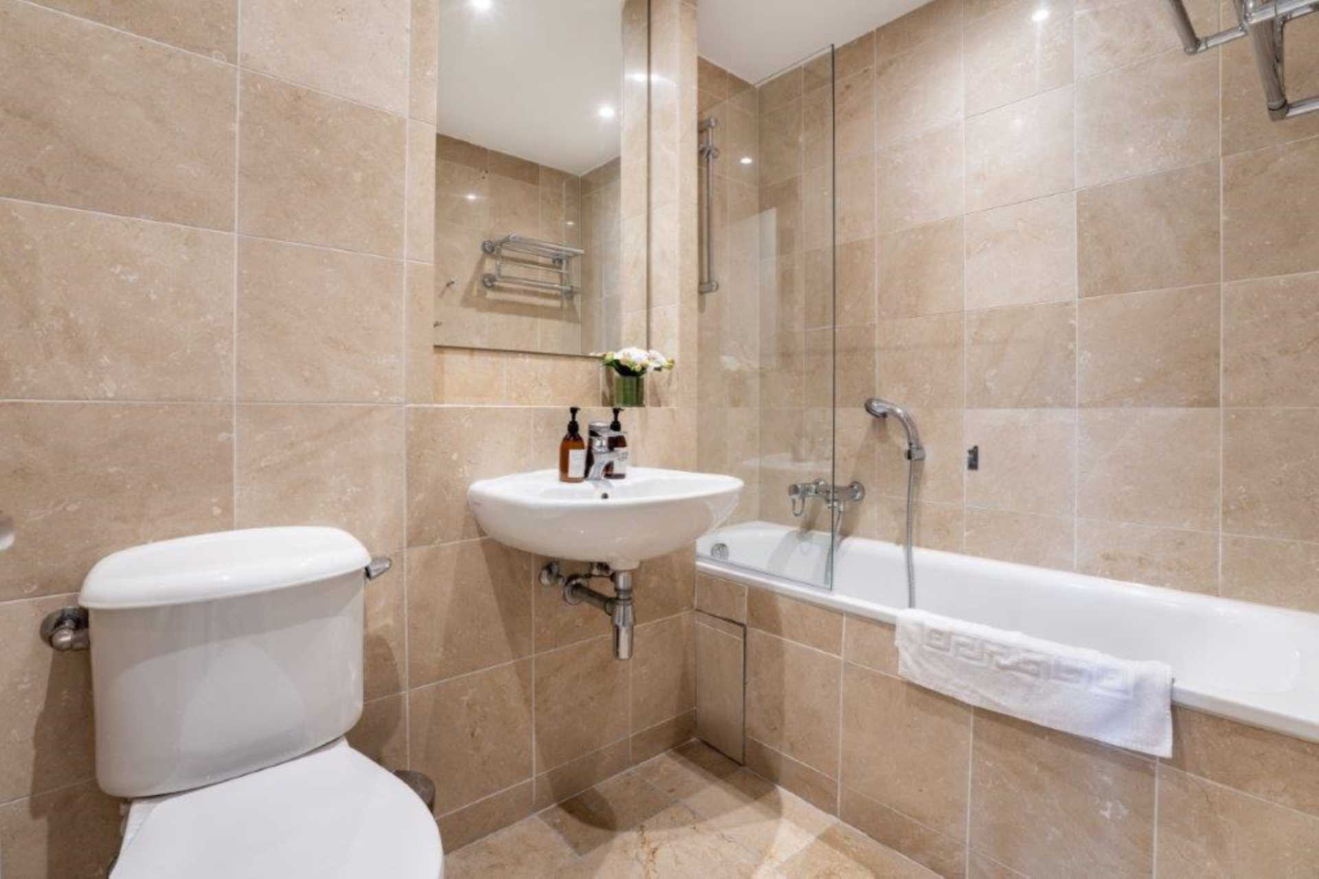 ロンドン E14 8RW 2ベッドフラット 賃貸物件の内外装写真-6