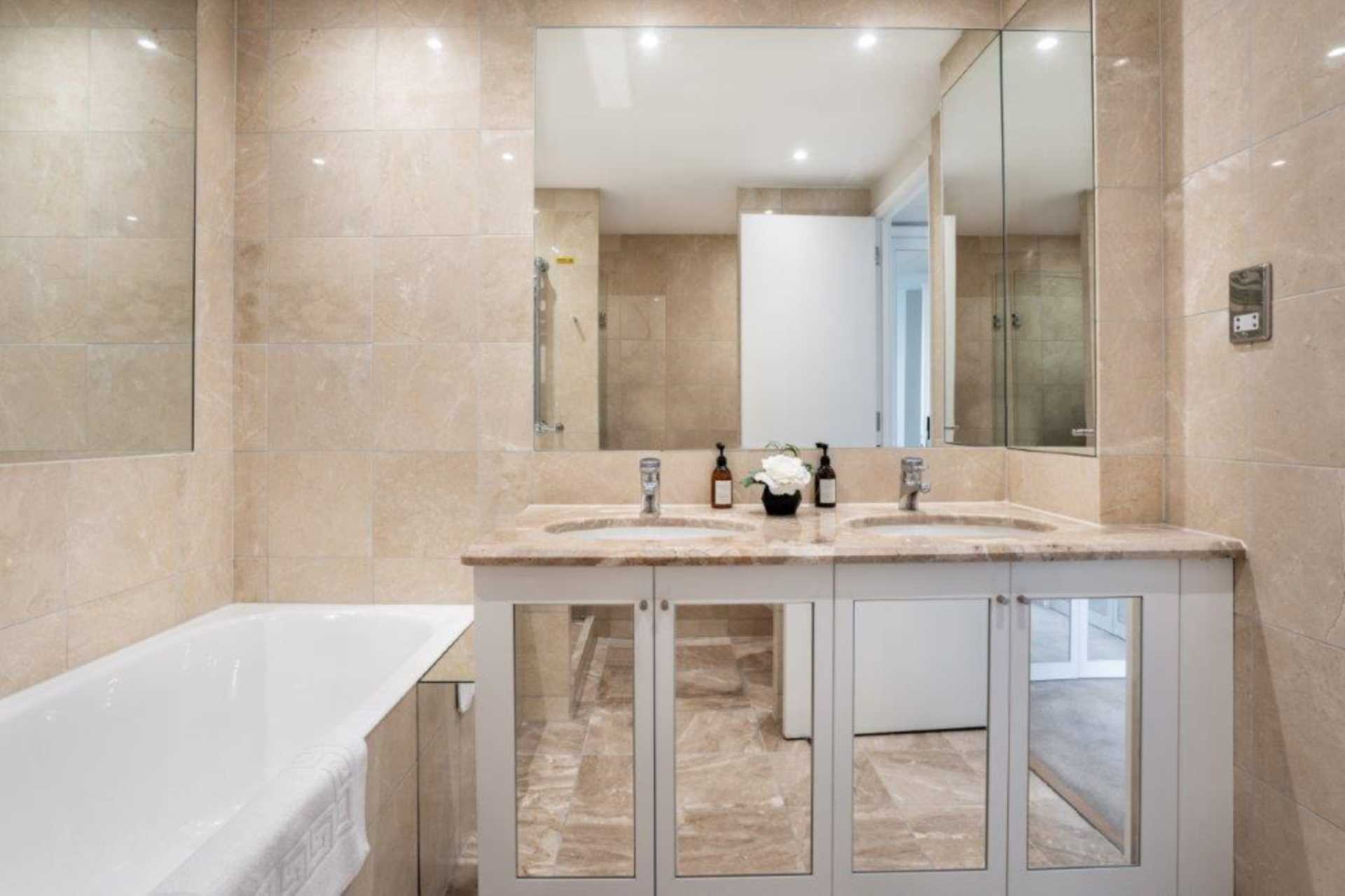 ロンドン E14 8RW 2ベッドフラット 賃貸物件の内外装写真-7