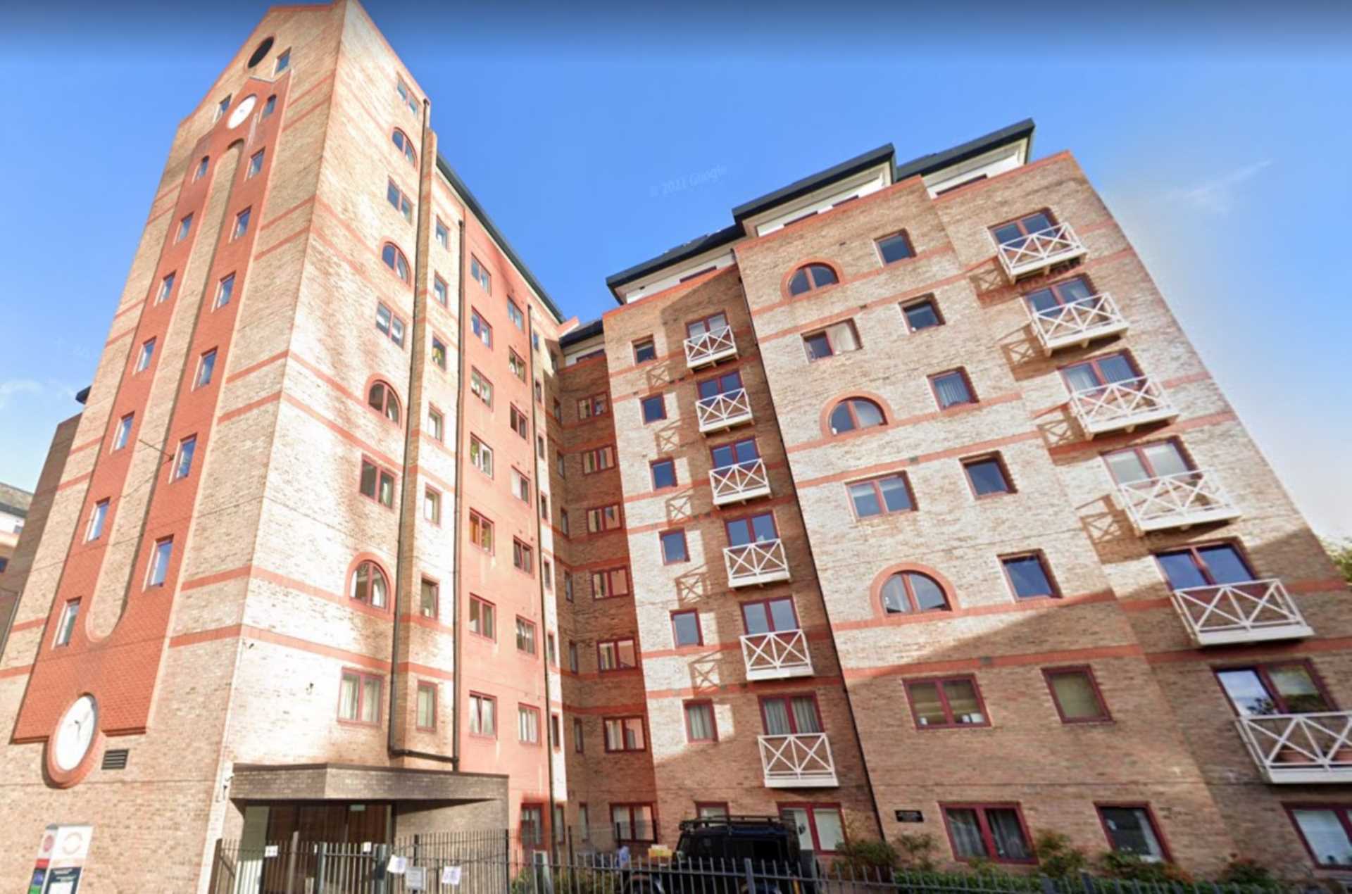 London SW6 2UX 2 bed flat rental property internal/external image-1