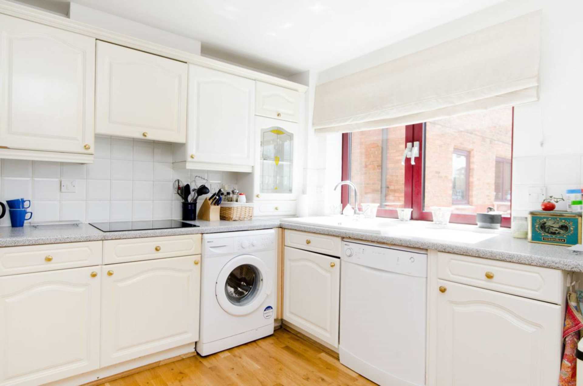 London SW6 2UX 2 bed flat rental property internal/external image-2