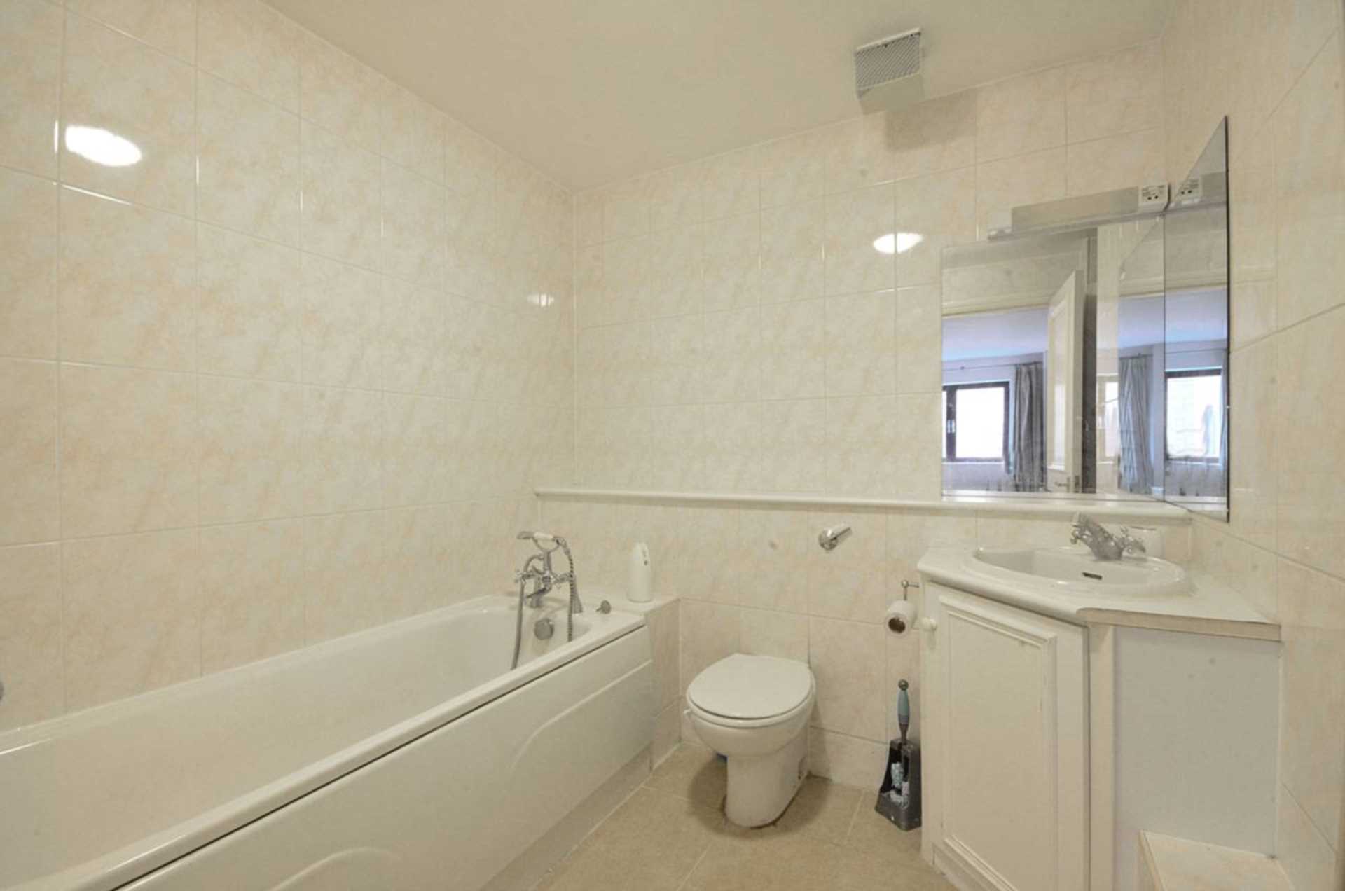 London SW6 2UX 2 bed flat rental property internal/external image-4