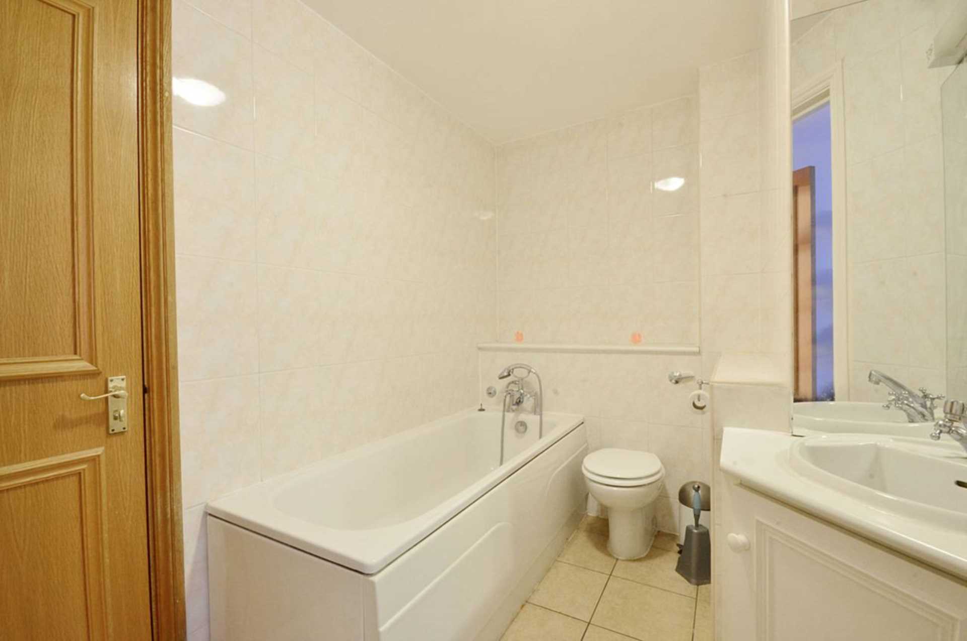 London SW6 2UX 2 bed flat rental property internal/external image-5