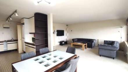 2 bed maisonette to rent in London NW3