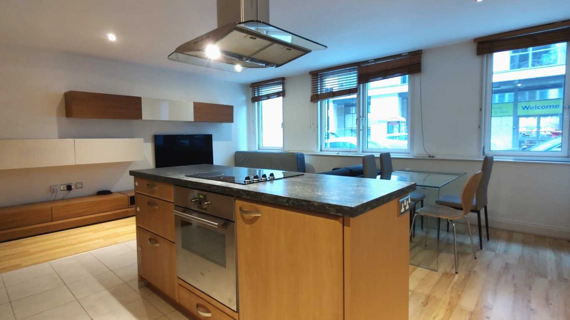 London NW3 3NW 2 bed flat rental property internal/external image-2