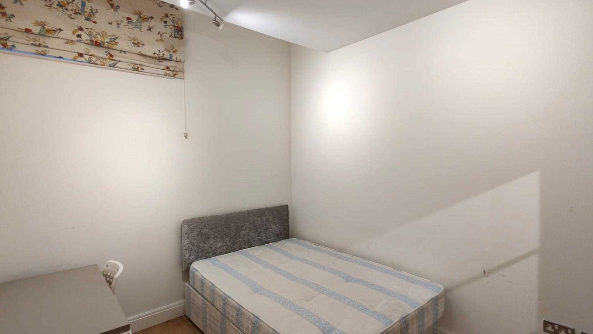 London NW3 3NW 2 bed flat rental property internal/external image-5
