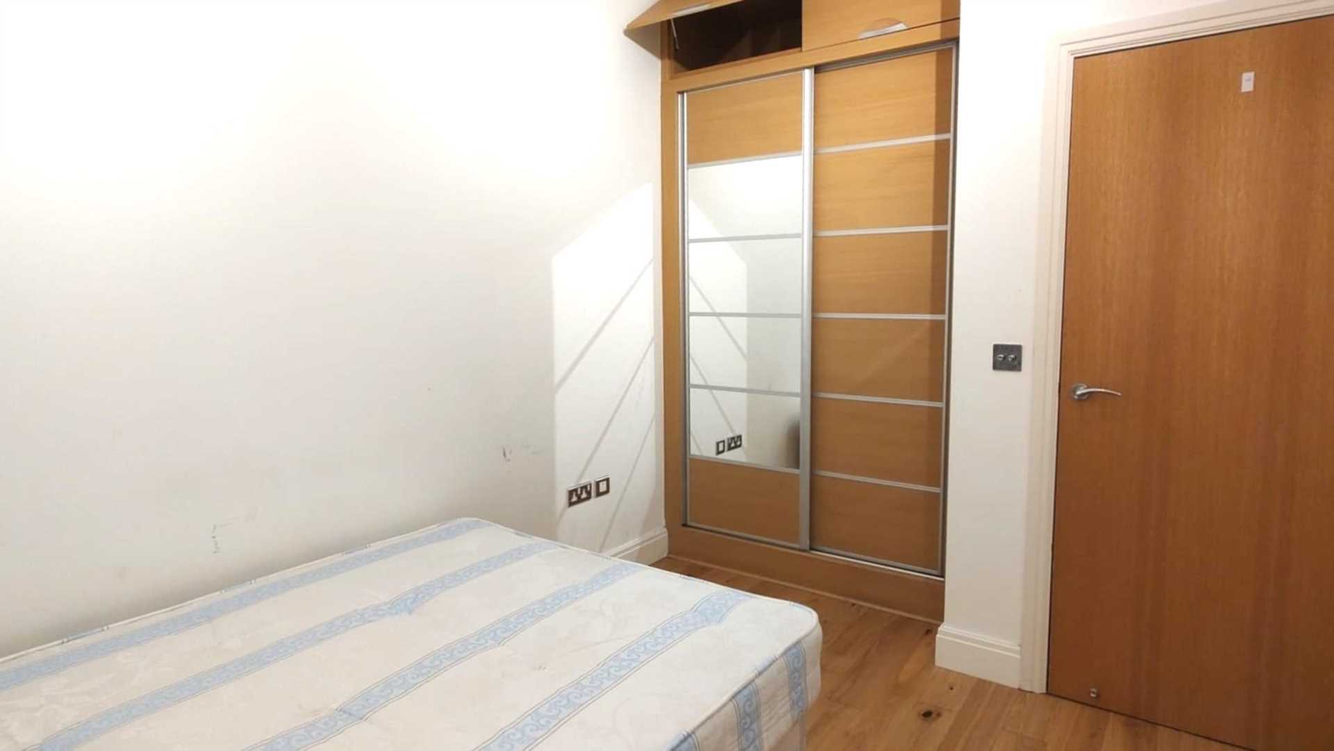London NW3 3NW 2 bed flat rental property internal/external image-6