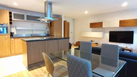 2 bed flat to rent in London NW3
