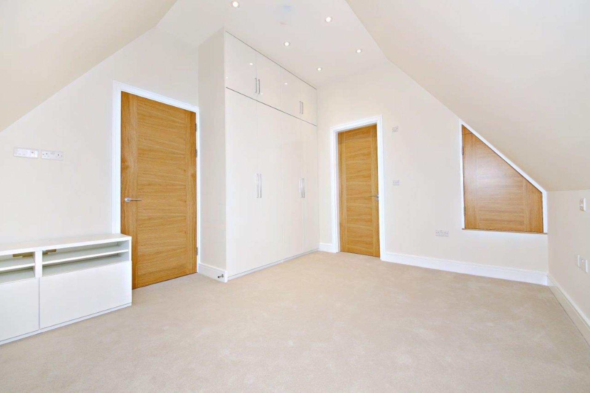 London NW11 8BL 3 bed flat rental property internal/external image-12