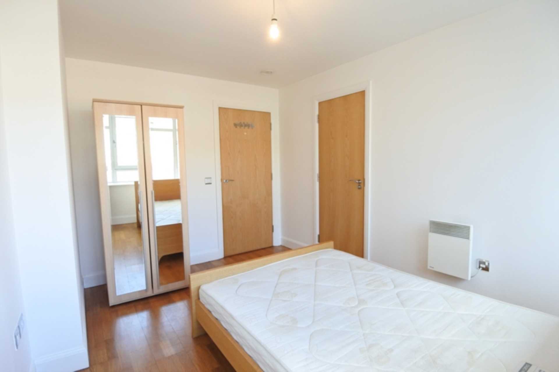 London W5 3BF 2 bed flat rental property internal/external image-3