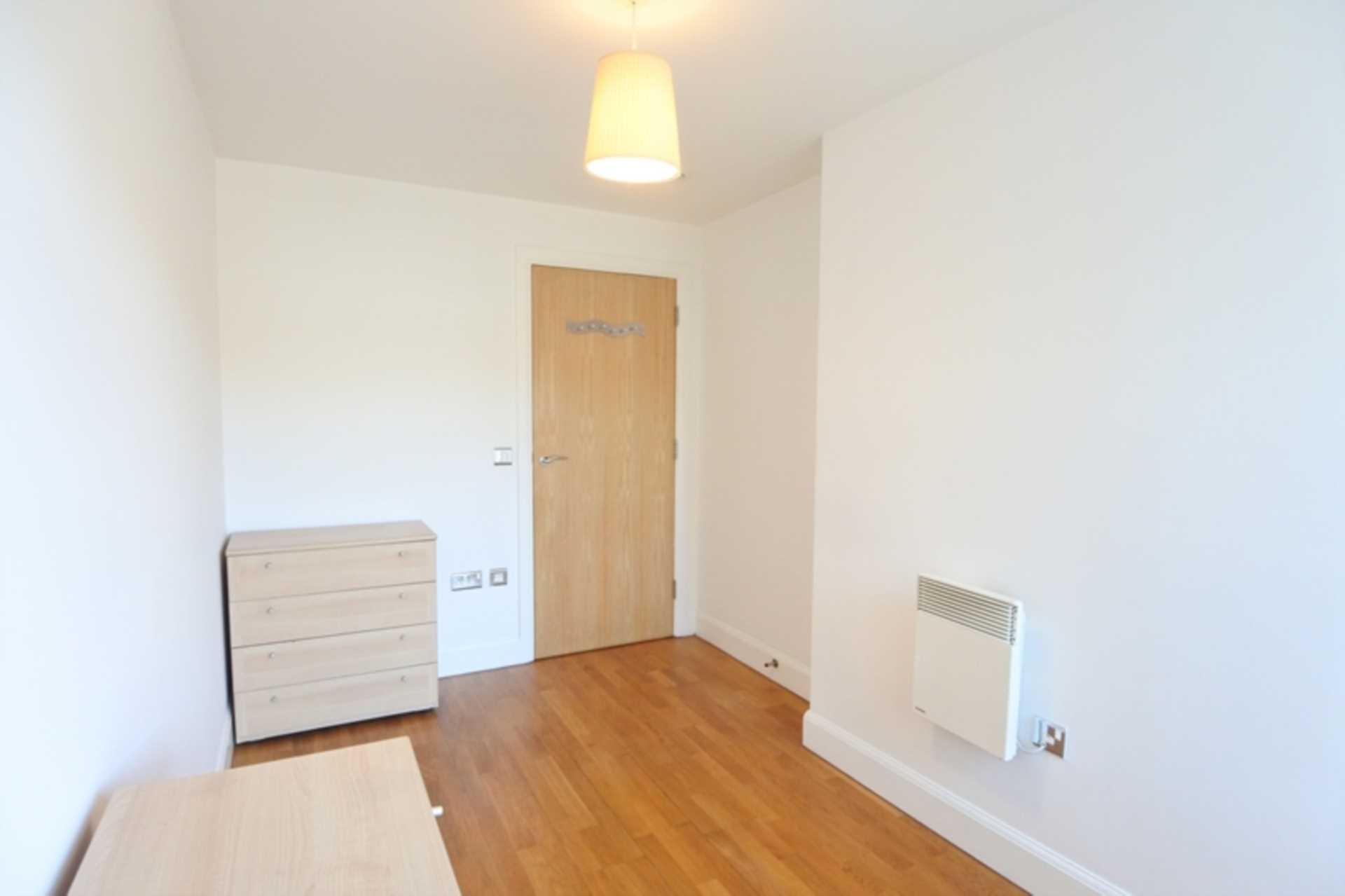 London W5 3BF 2 bed flat rental property internal/external image-4