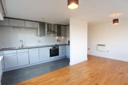 2 bed flat to rent in London W5