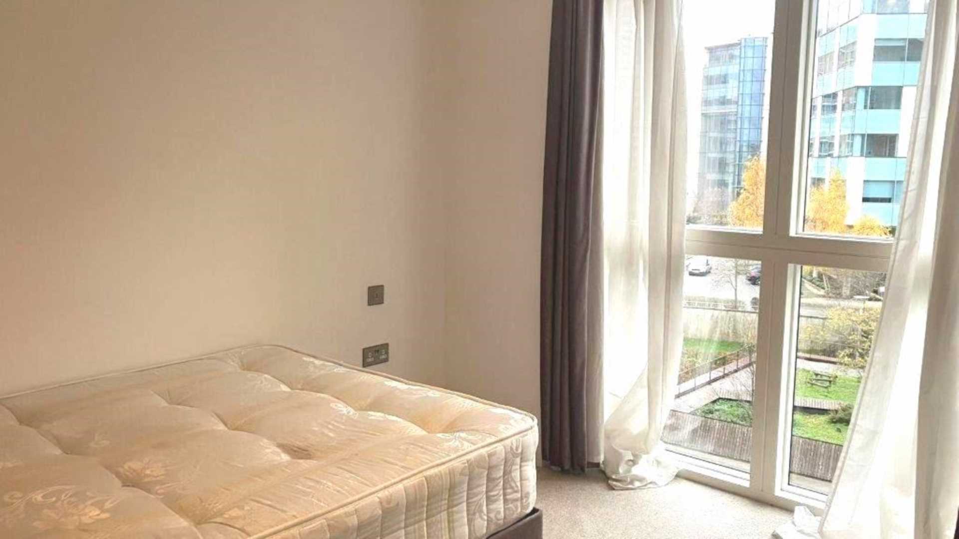London NW10 7GB 2 bed flat rental property internal/external image-4