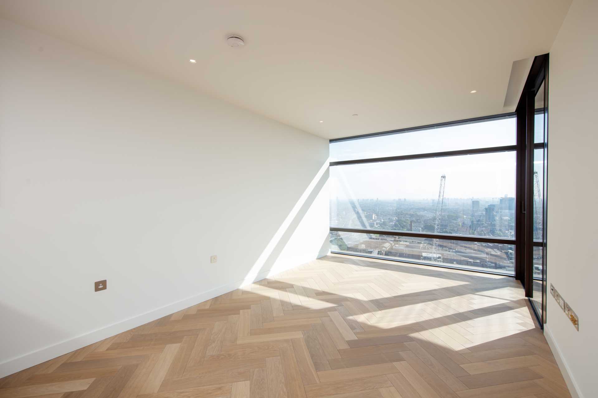 London EC2A 2FA 1 bed flat sales property internal/external image-2