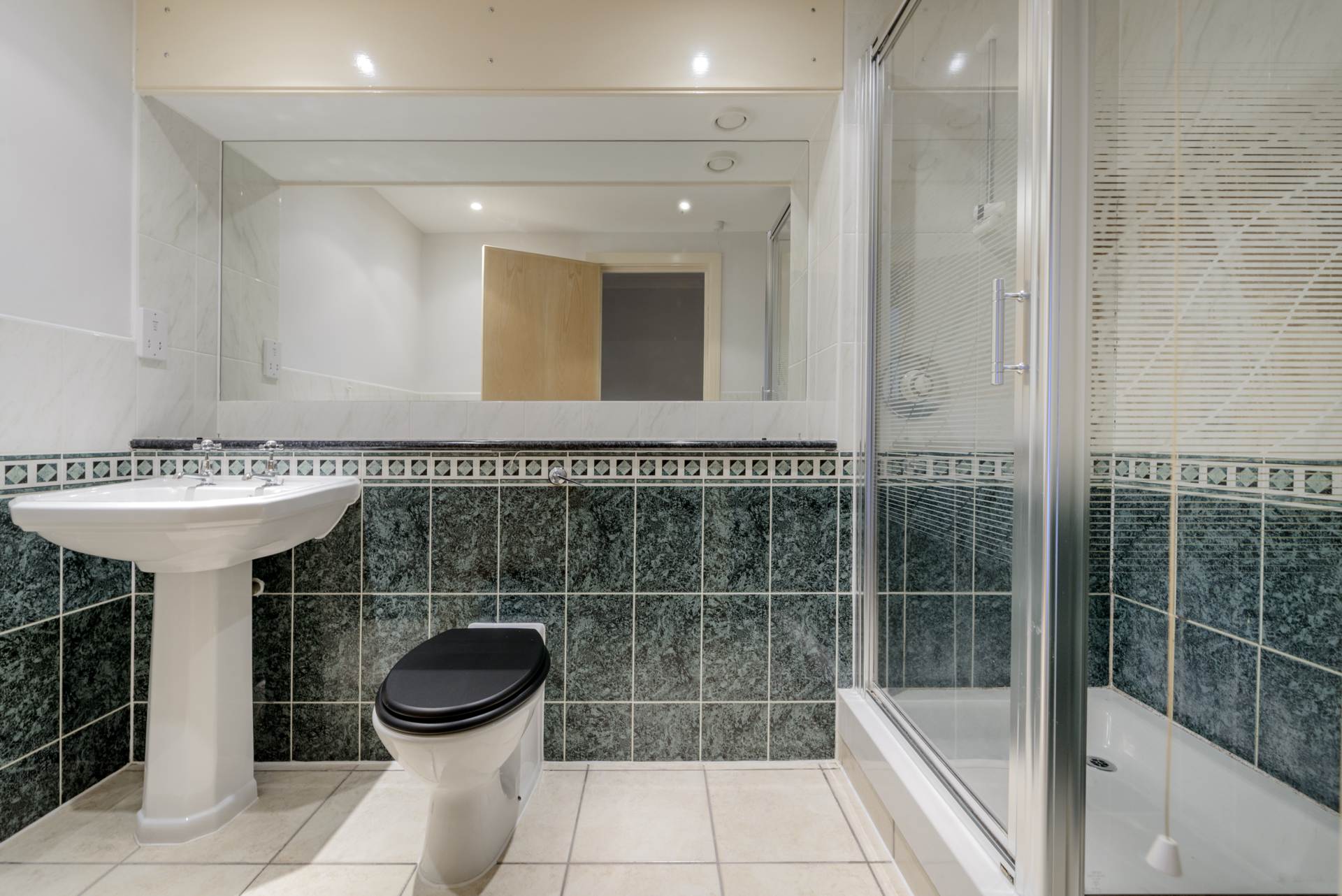 London W4 5RG 2 bed flat sales property internal/external image-17