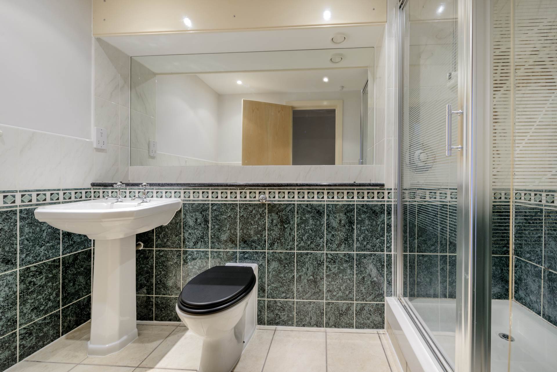 London W4 5RG 2 bed flat sales property internal/external image-18