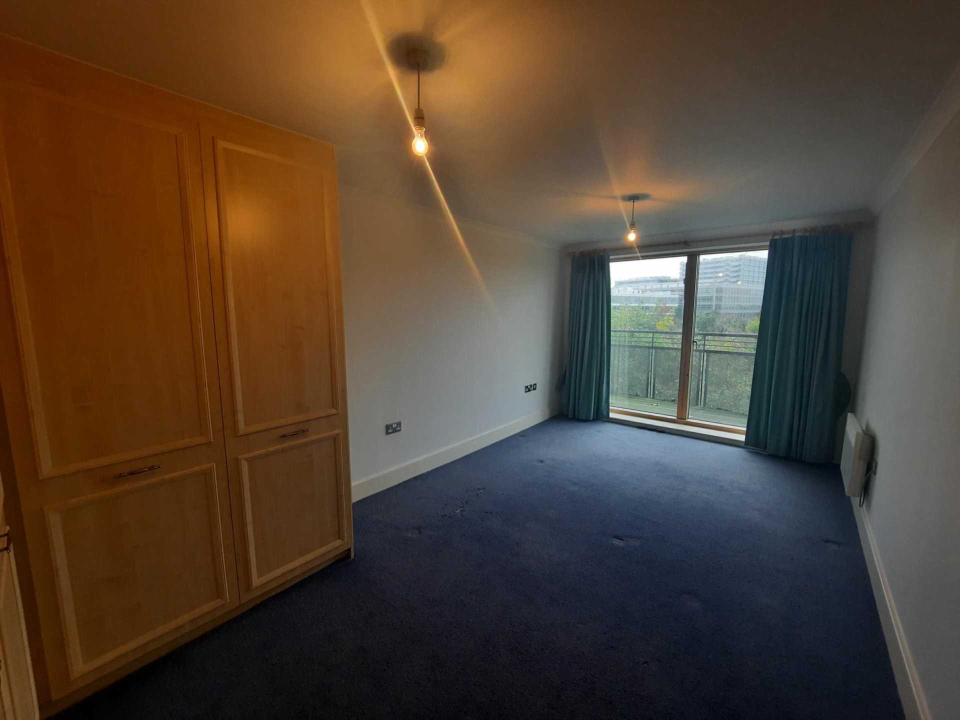 London W4 5RG 2 bed flat sales property internal/external image-2
