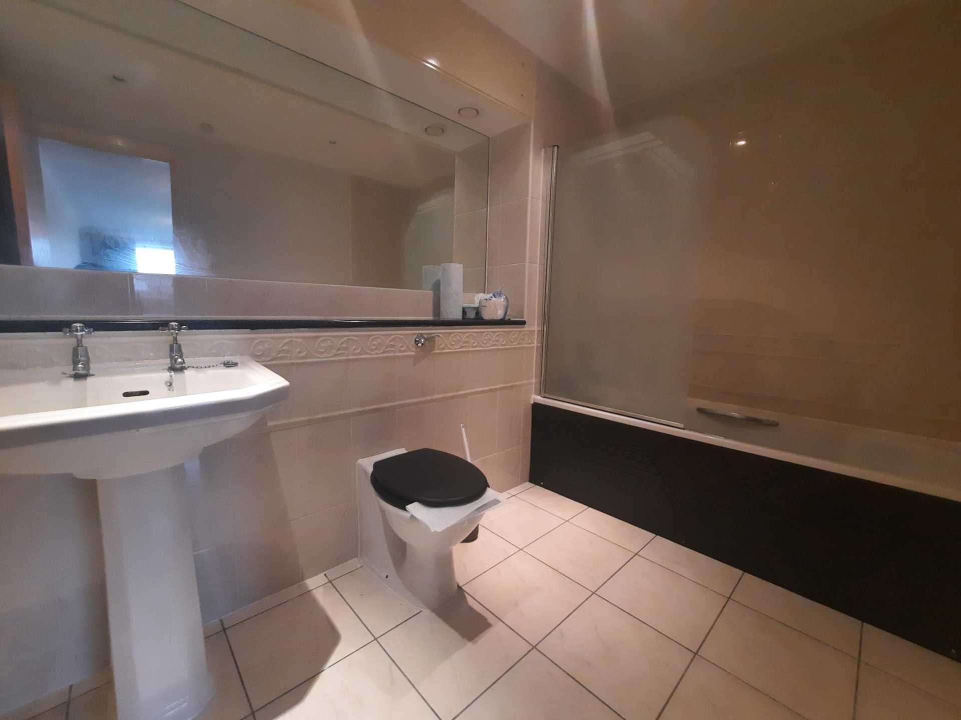 London W4 5RG 2 bed flat sales property internal/external image-3