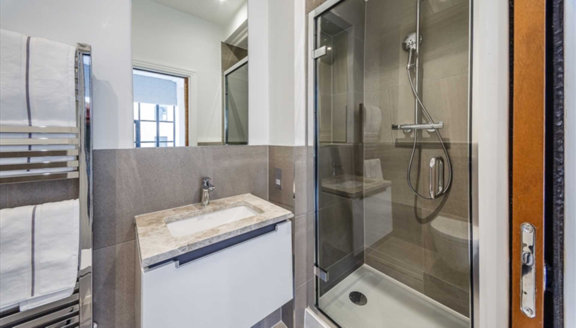 London W6 9UF 2 bed flat rental property internal/external image-6