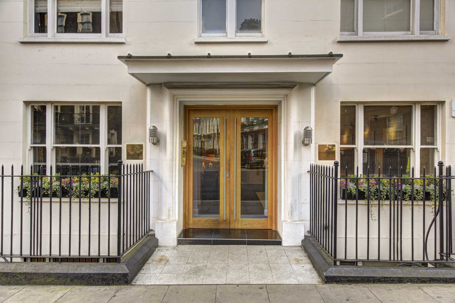 London W1J 5LZ 2 bed flat rental property internal/external image-1