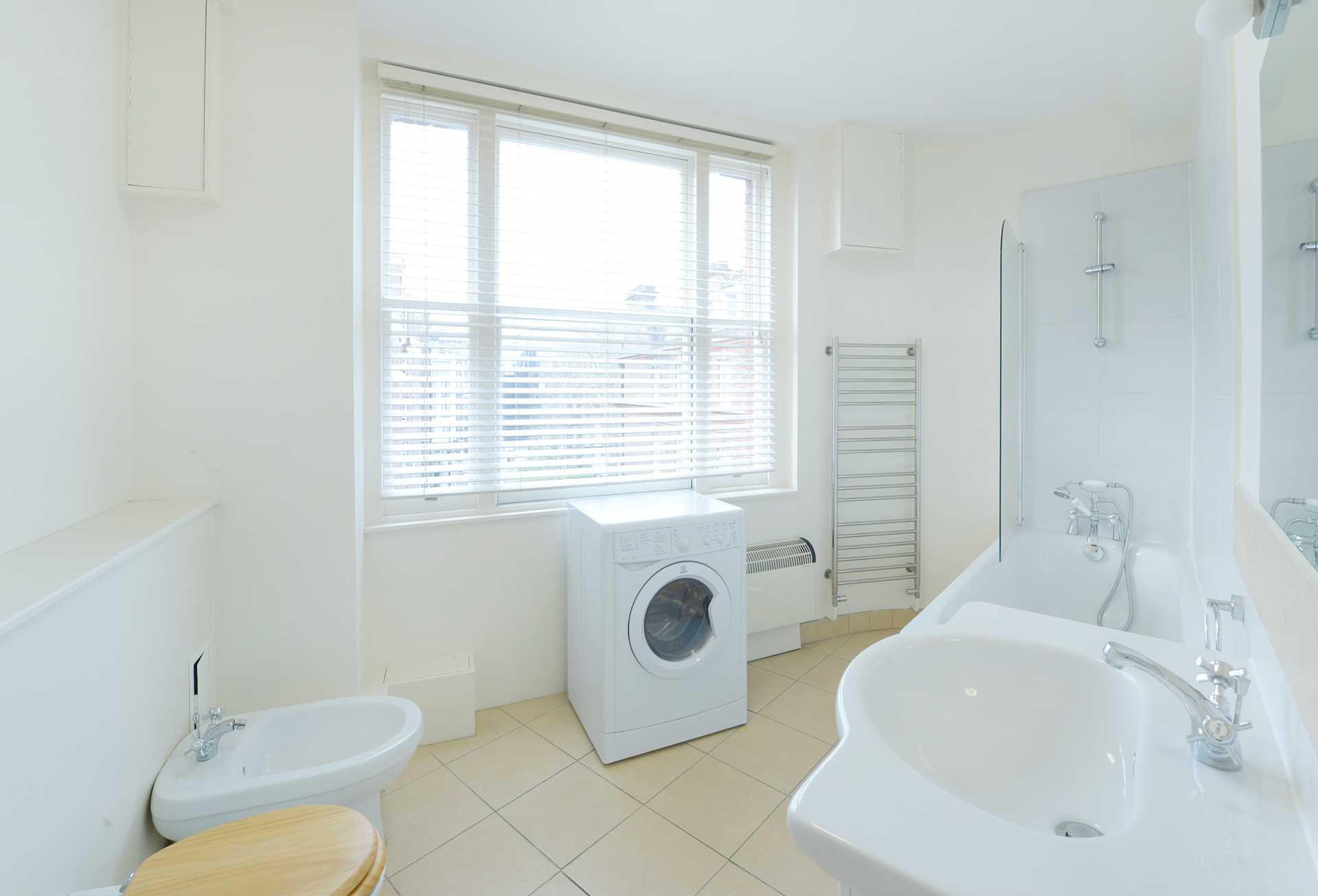 London W1J 5LZ 2 bed flat rental property internal/external image-4