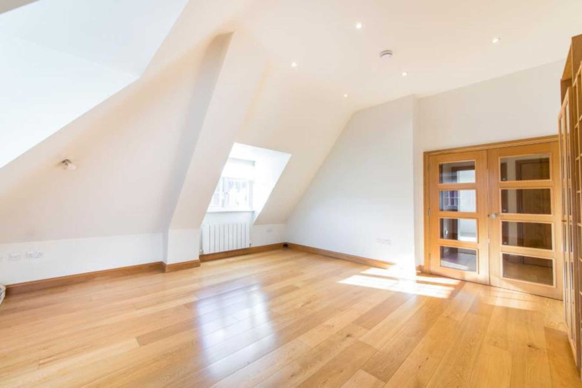 London NW11 8BL 2 bed flat rental property internal/external image-1