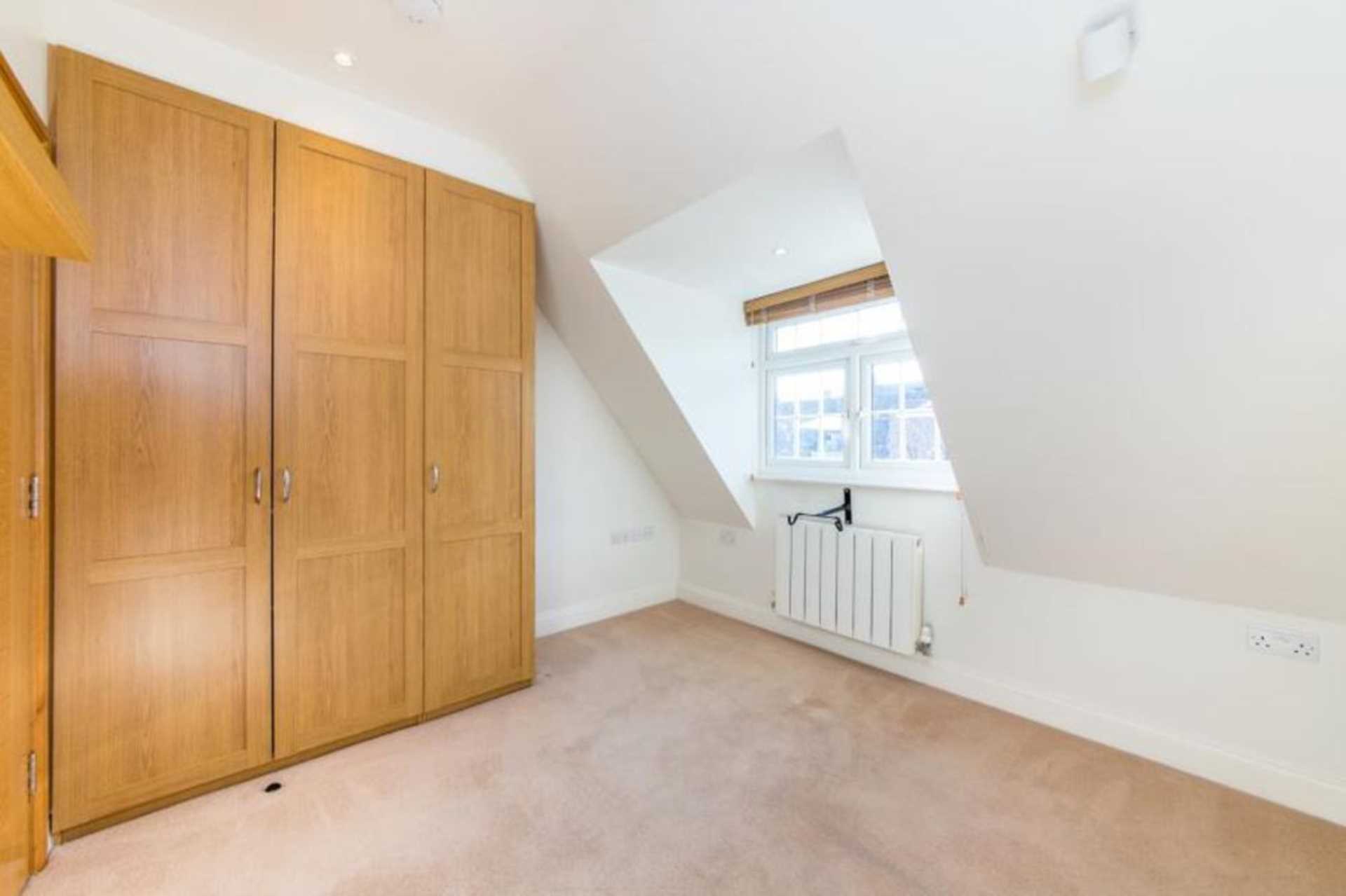 London NW11 8BL 2 bed flat rental property internal/external image-4