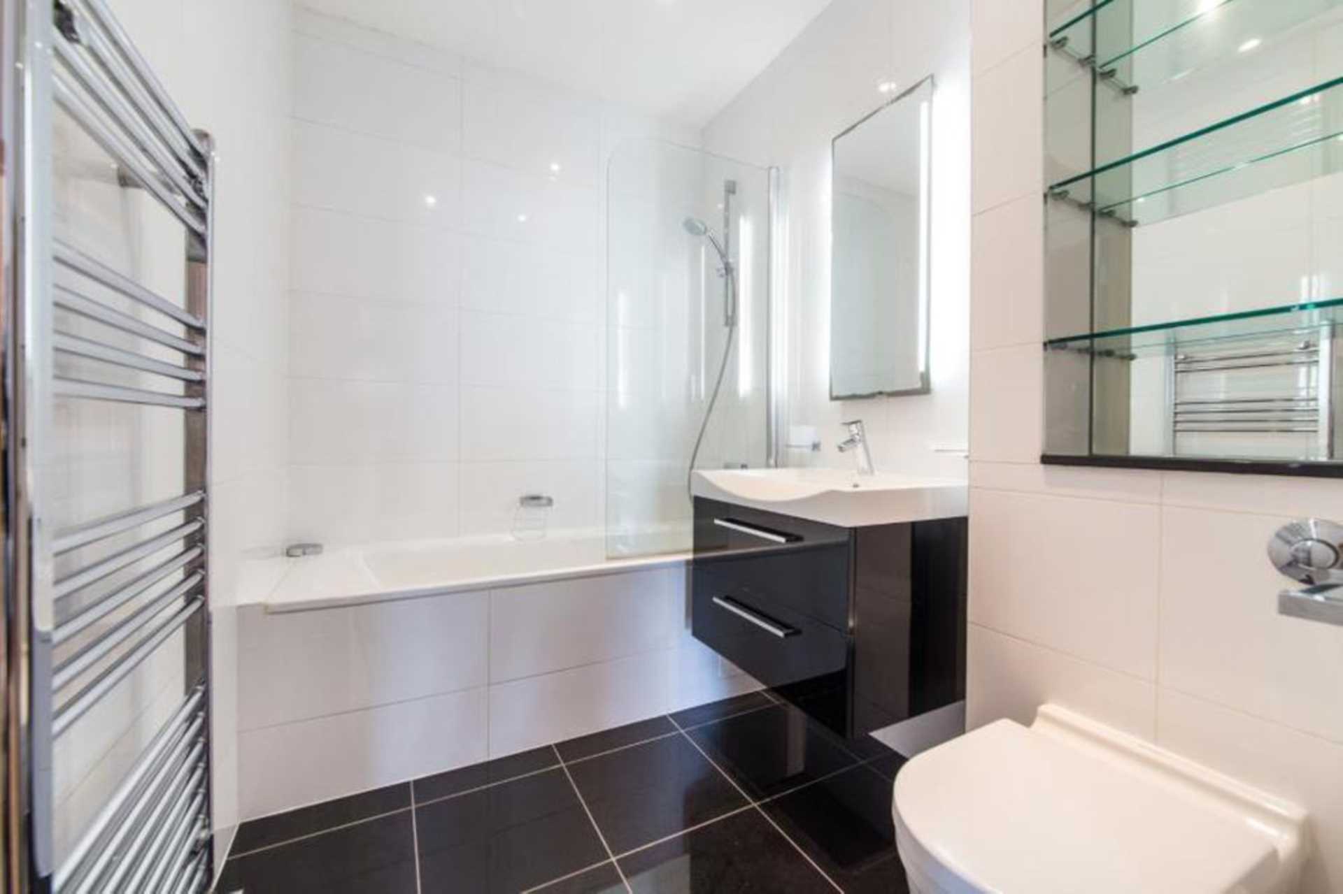 London NW11 8BL 2 bed flat rental property internal/external image-5