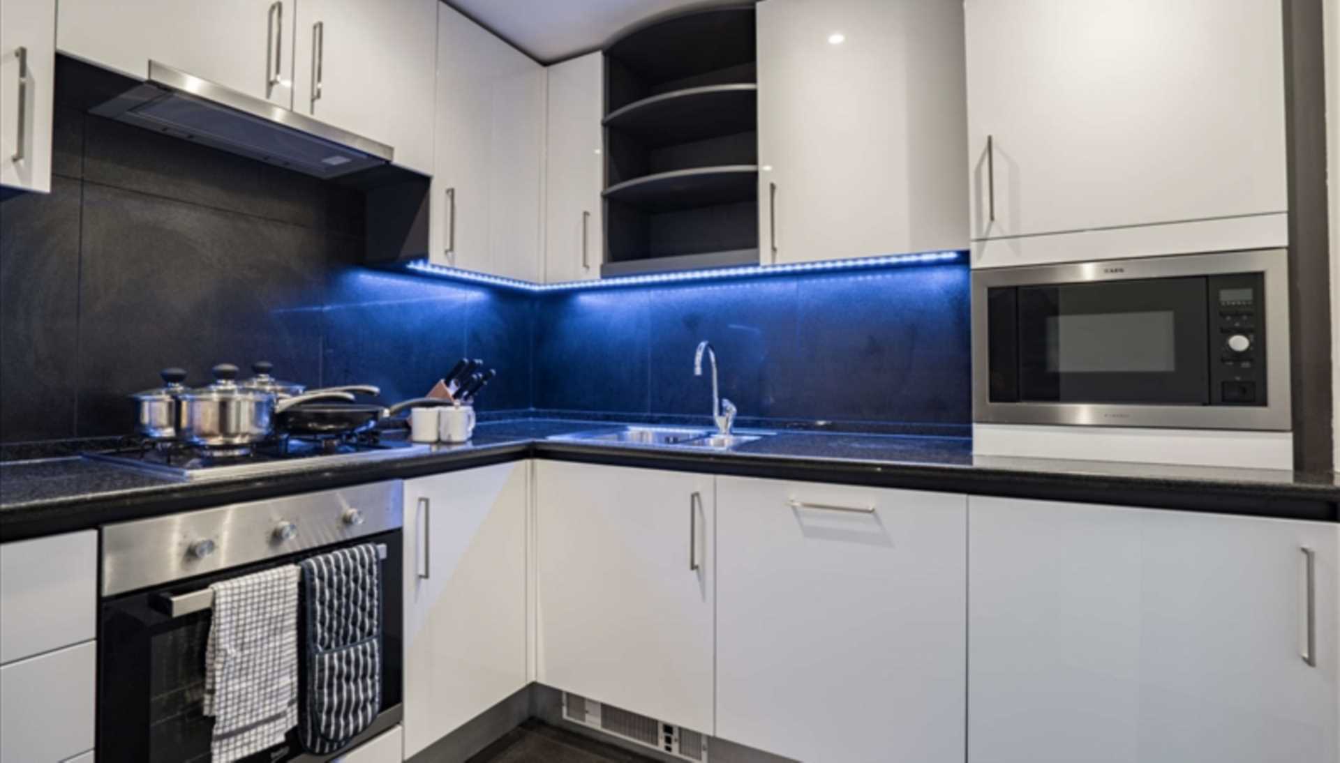 London E14 8RW 2 bed flat rental property internal/external image-2