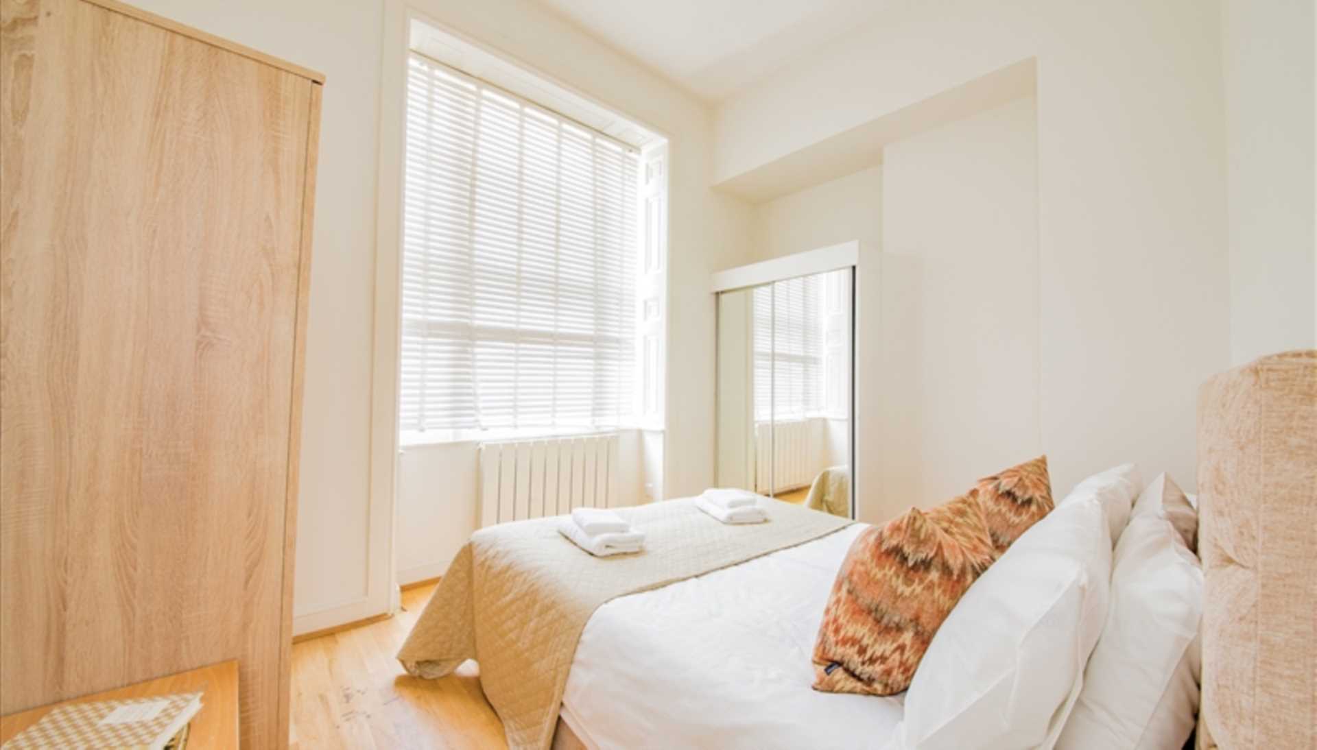 London W1U 5LU 2 bed flat rental property internal/external image-2