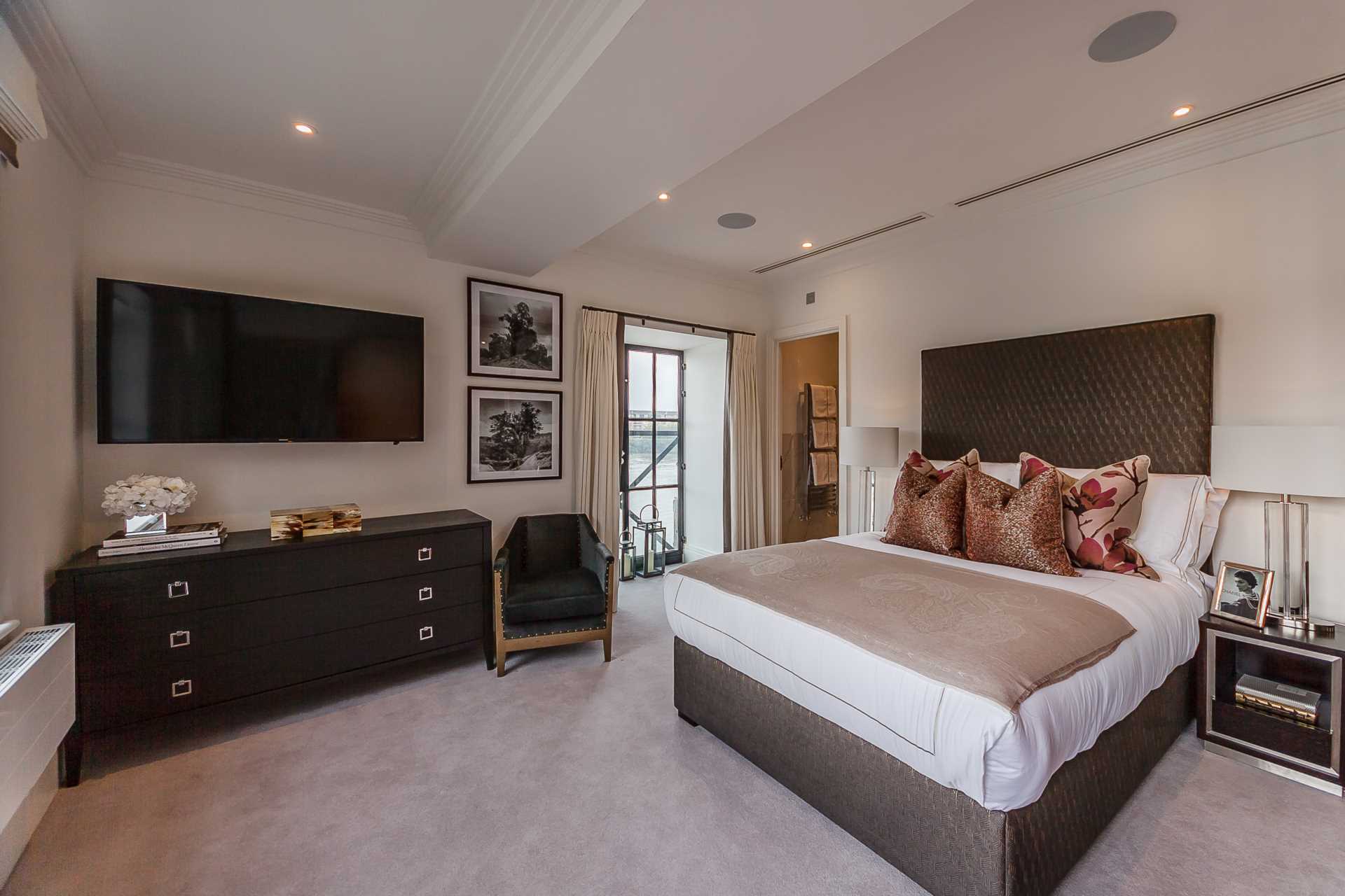 London W6 9UF 3 bed penthouse rental property internal/external image-3