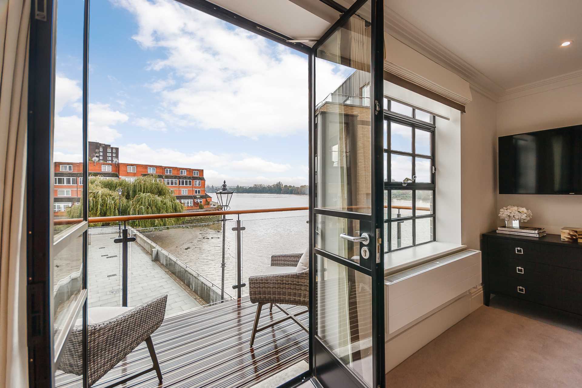 London W6 9UF 3 bed penthouse rental property internal/external image-6
