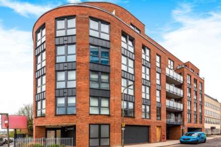3 bed flat for sale in London N3