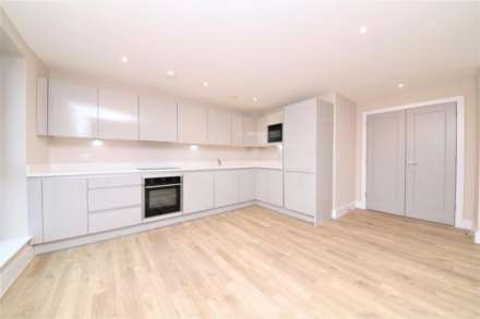 2 bed penthouse for sale in London N3