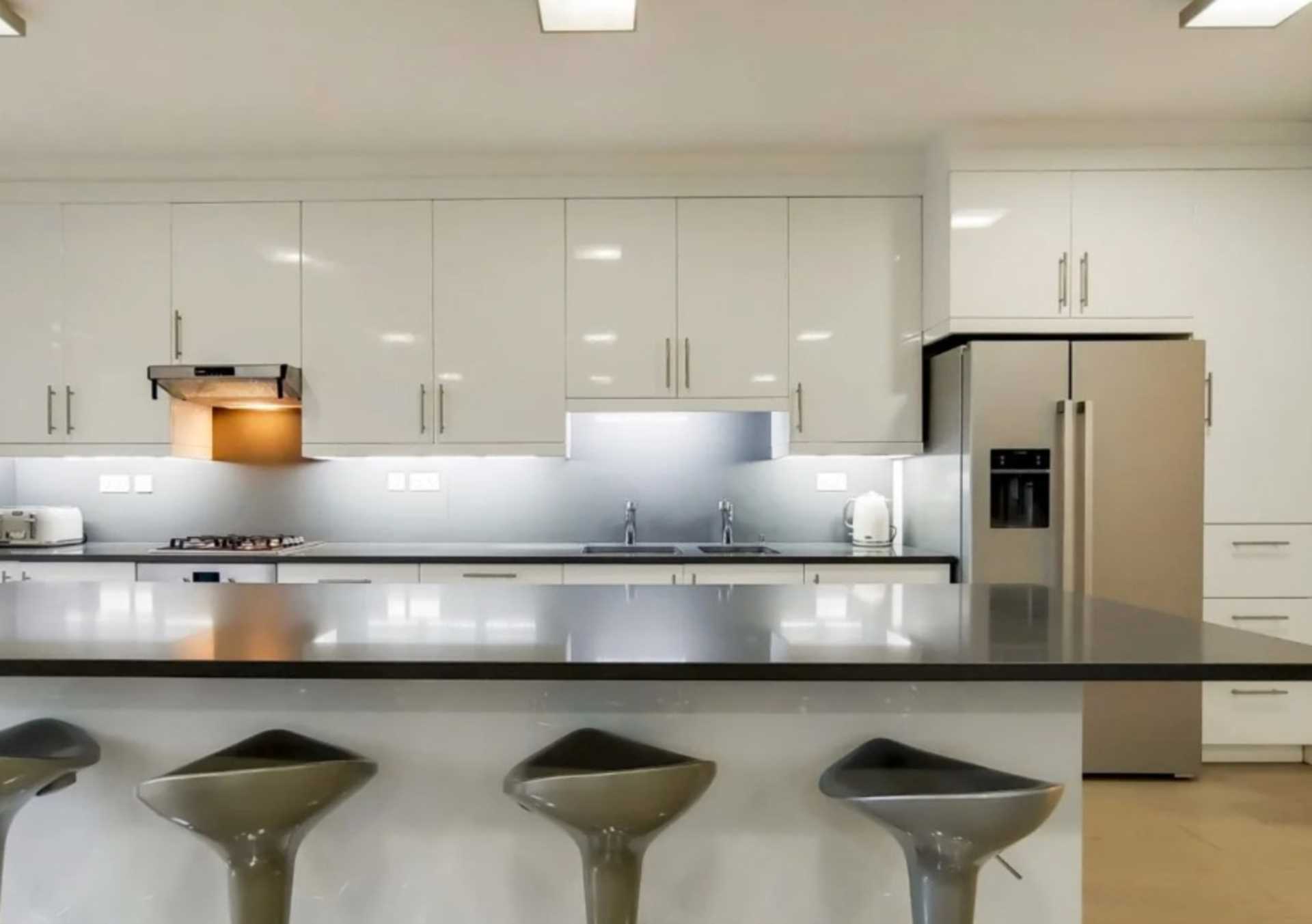 London W5 3XA 3 bed flat rental property internal/external image-1