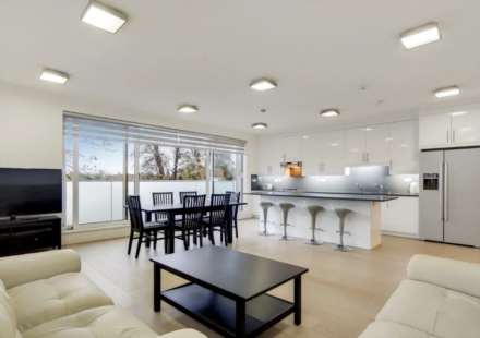 3 bed flat to rent in London W5
