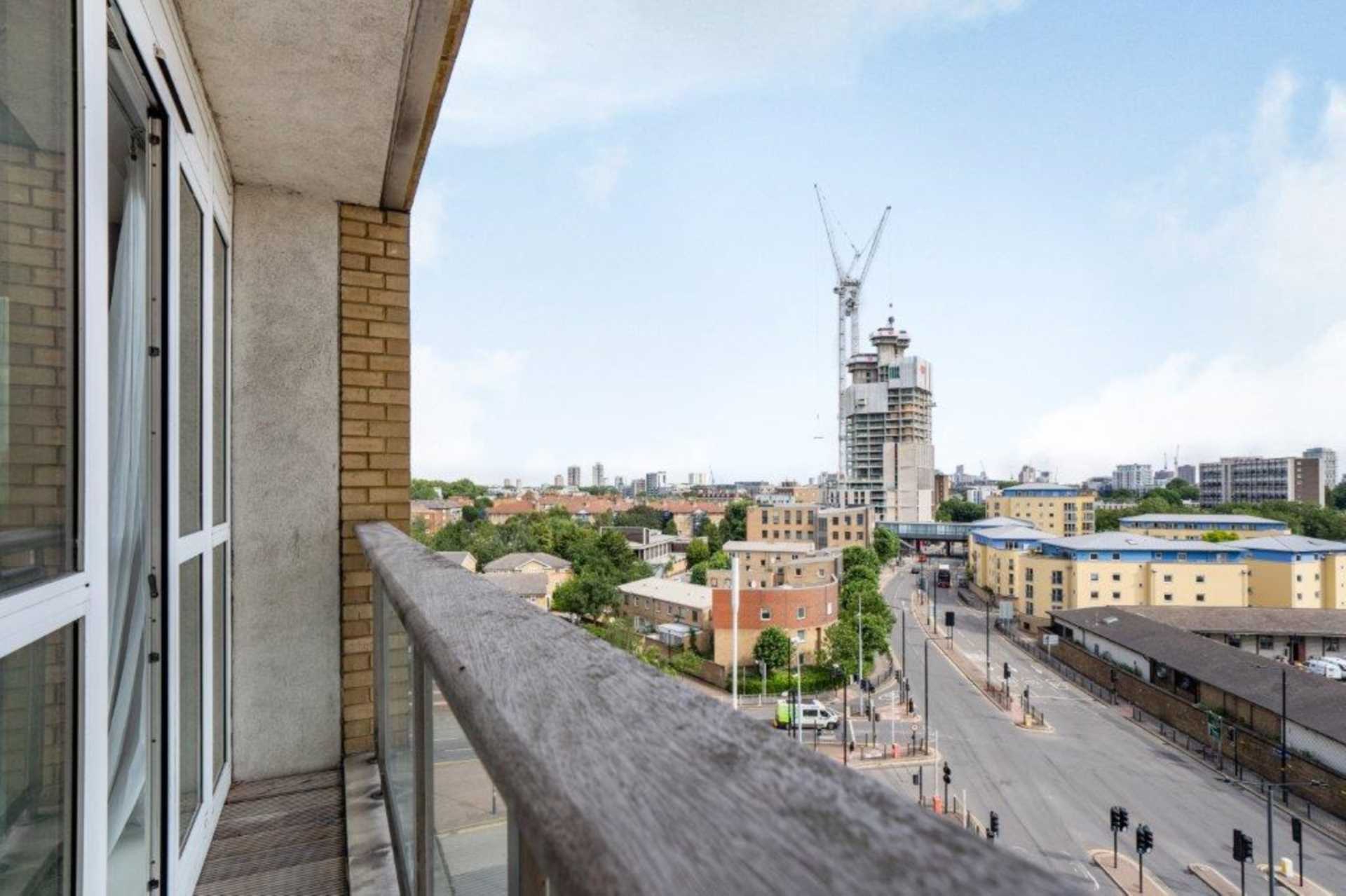 London E14 8RW 2 bed flat rental property internal/external image-9