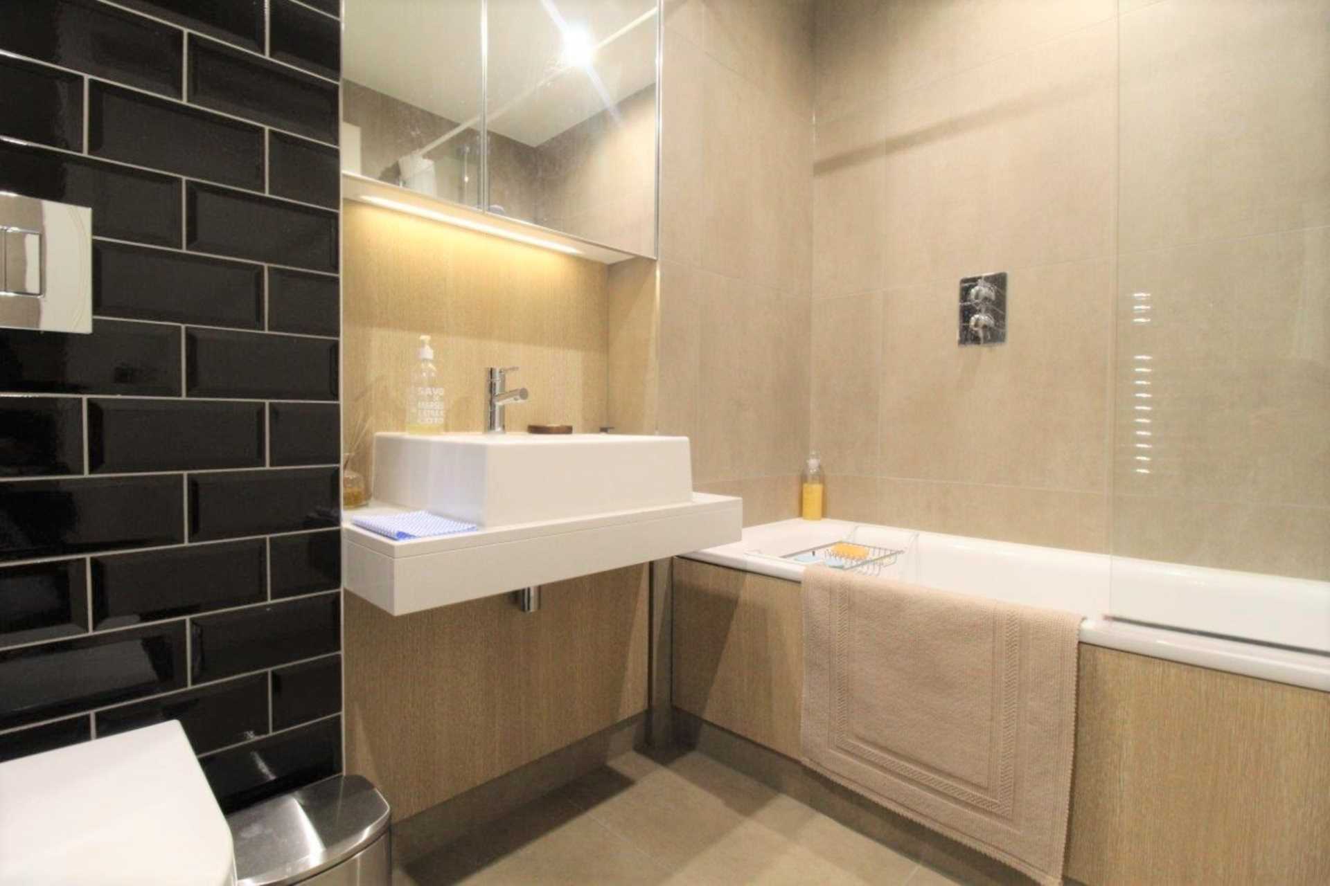London HA9 0GH 2 bed flat sales property internal/external image-9