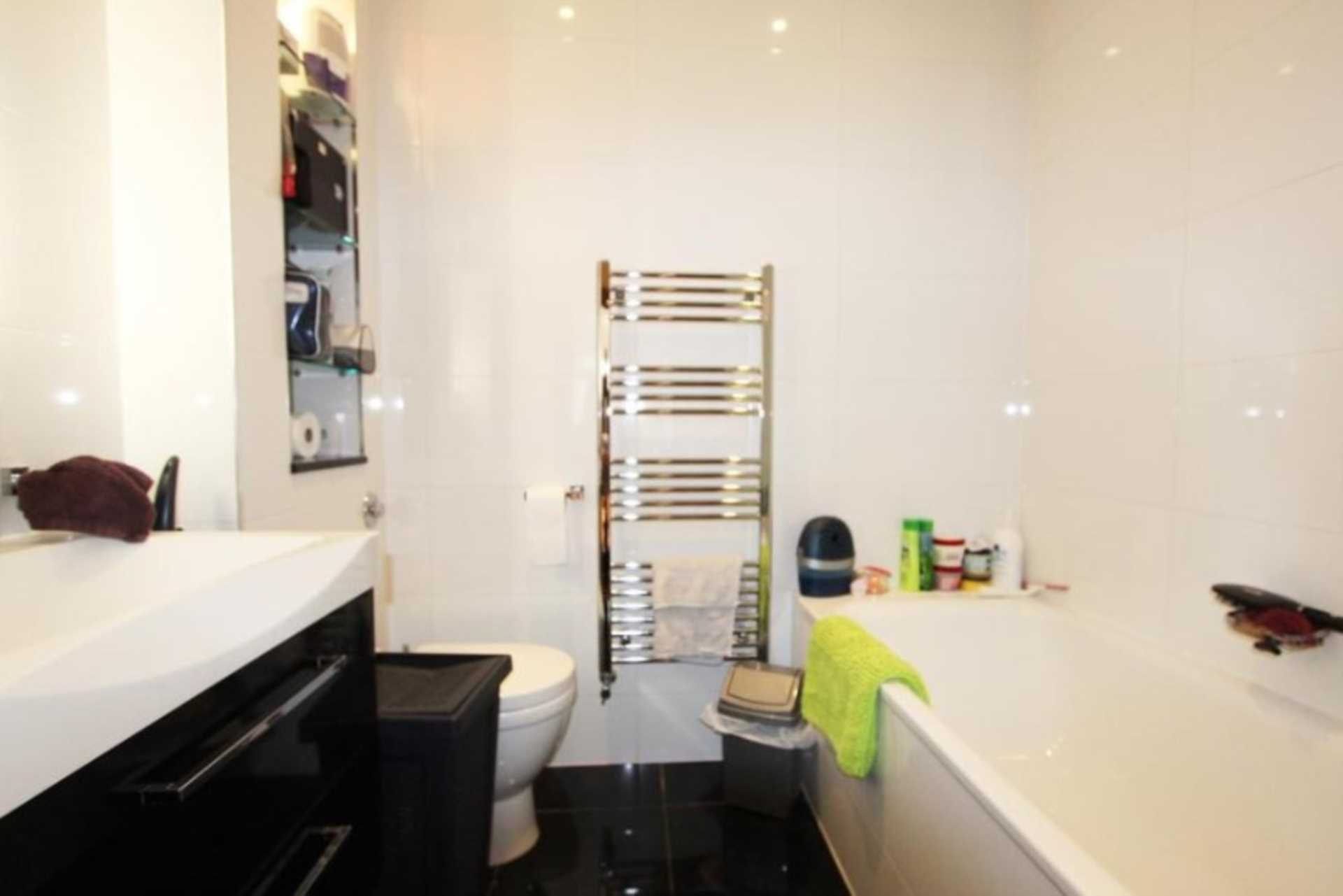 London NW11 8BL 1 bed flat rental property internal/external image-2
