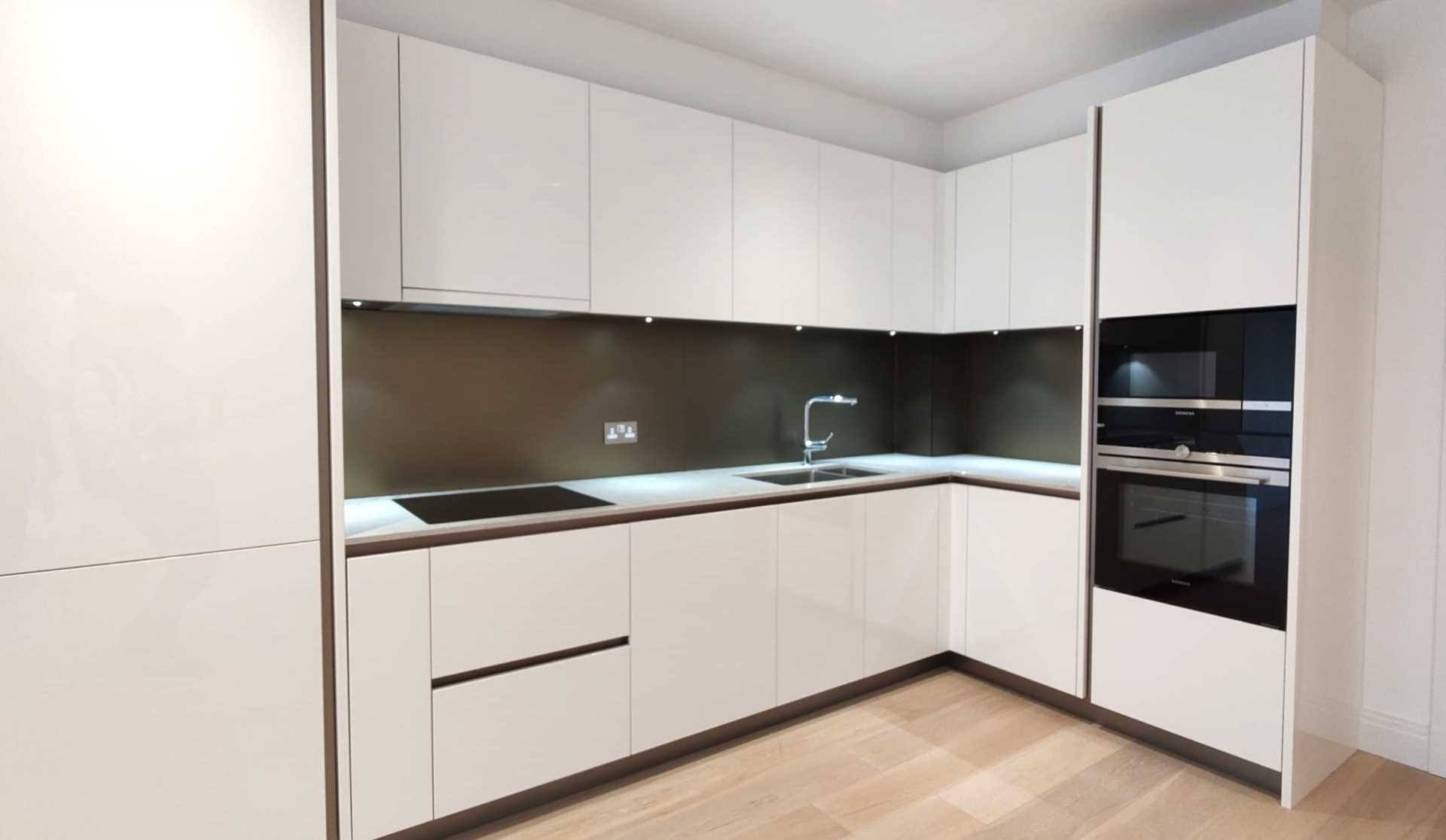London TW11 9FJ 2 bed flat rental property internal/external image-2
