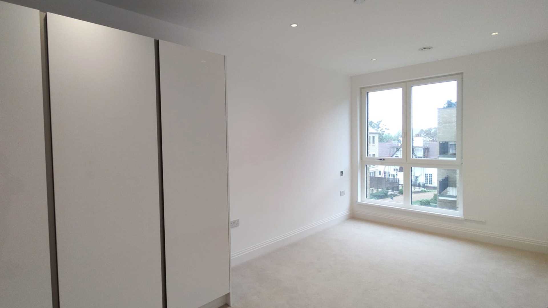 London TW11 9FJ 2 bed flat rental property internal/external image-3