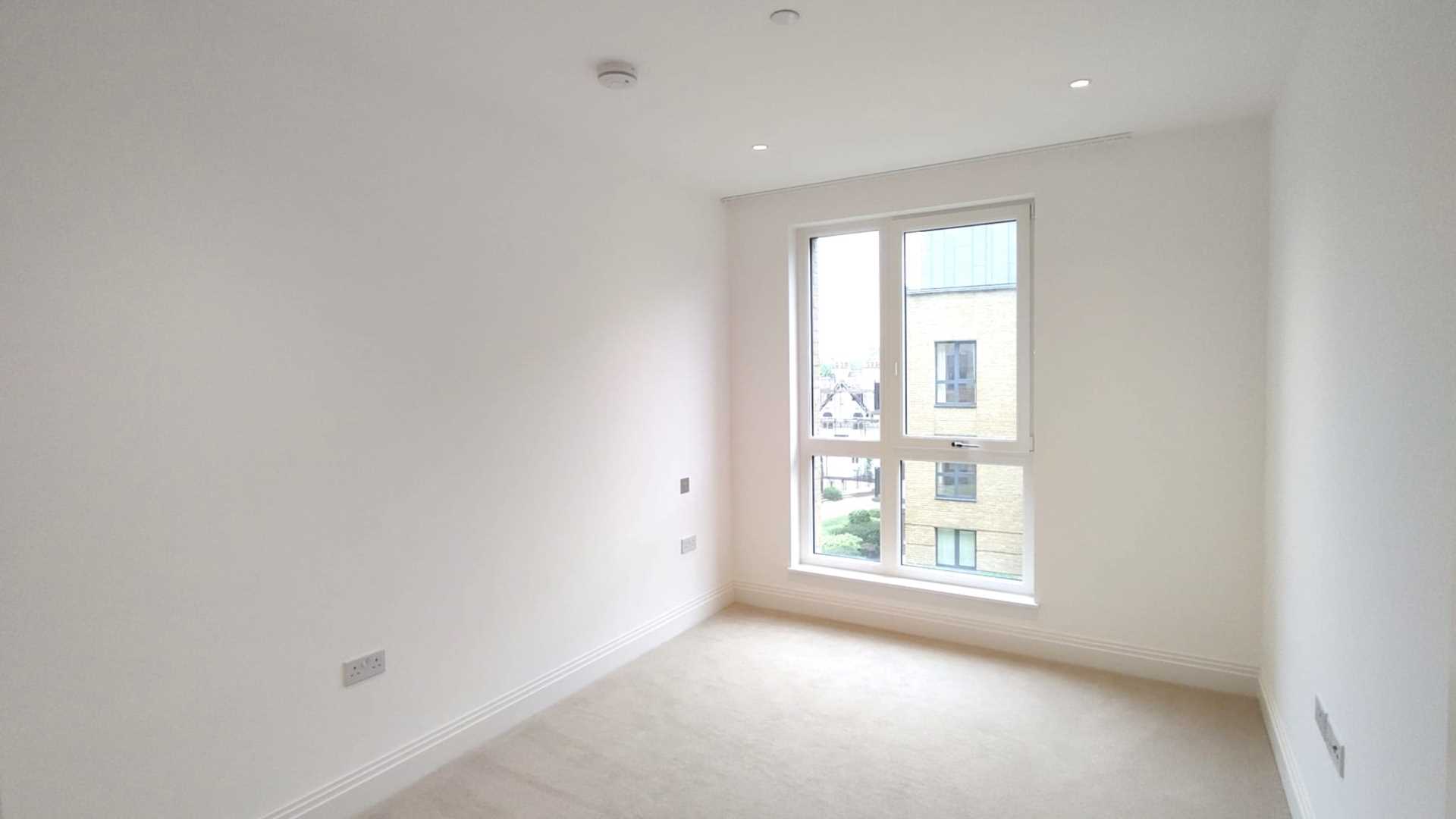 London TW11 9FJ 2 bed flat rental property internal/external image-4