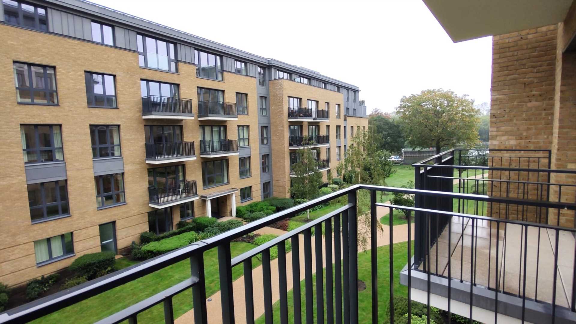 London TW11 9FJ 2 bed flat rental property internal/external image-7