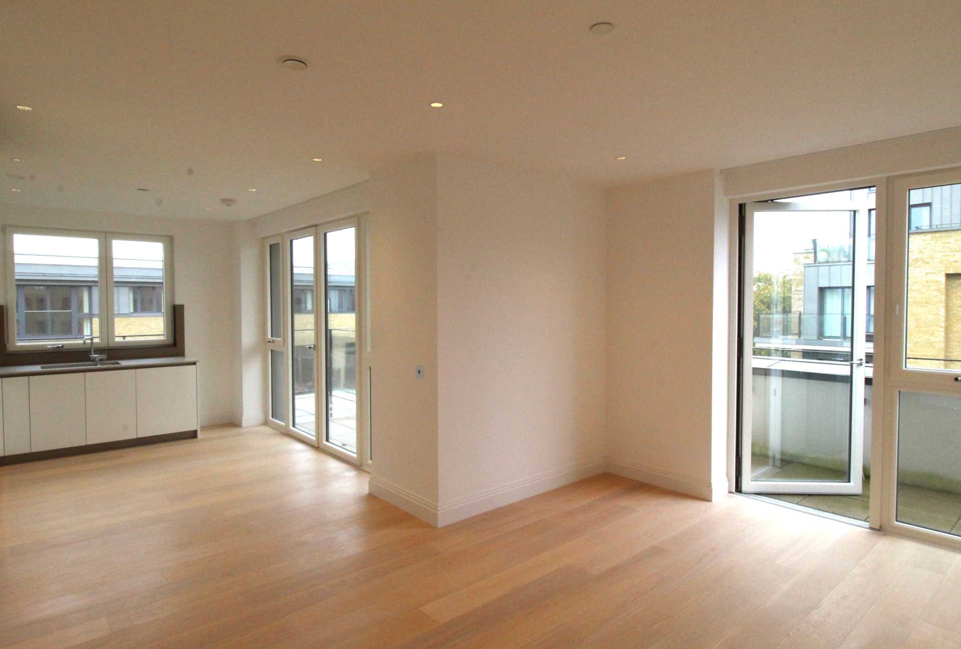 3 ベッド フラット ロンドン賃貸物件 | Pinewood Gardens, Teddington, Greater London TW11 Picure-1