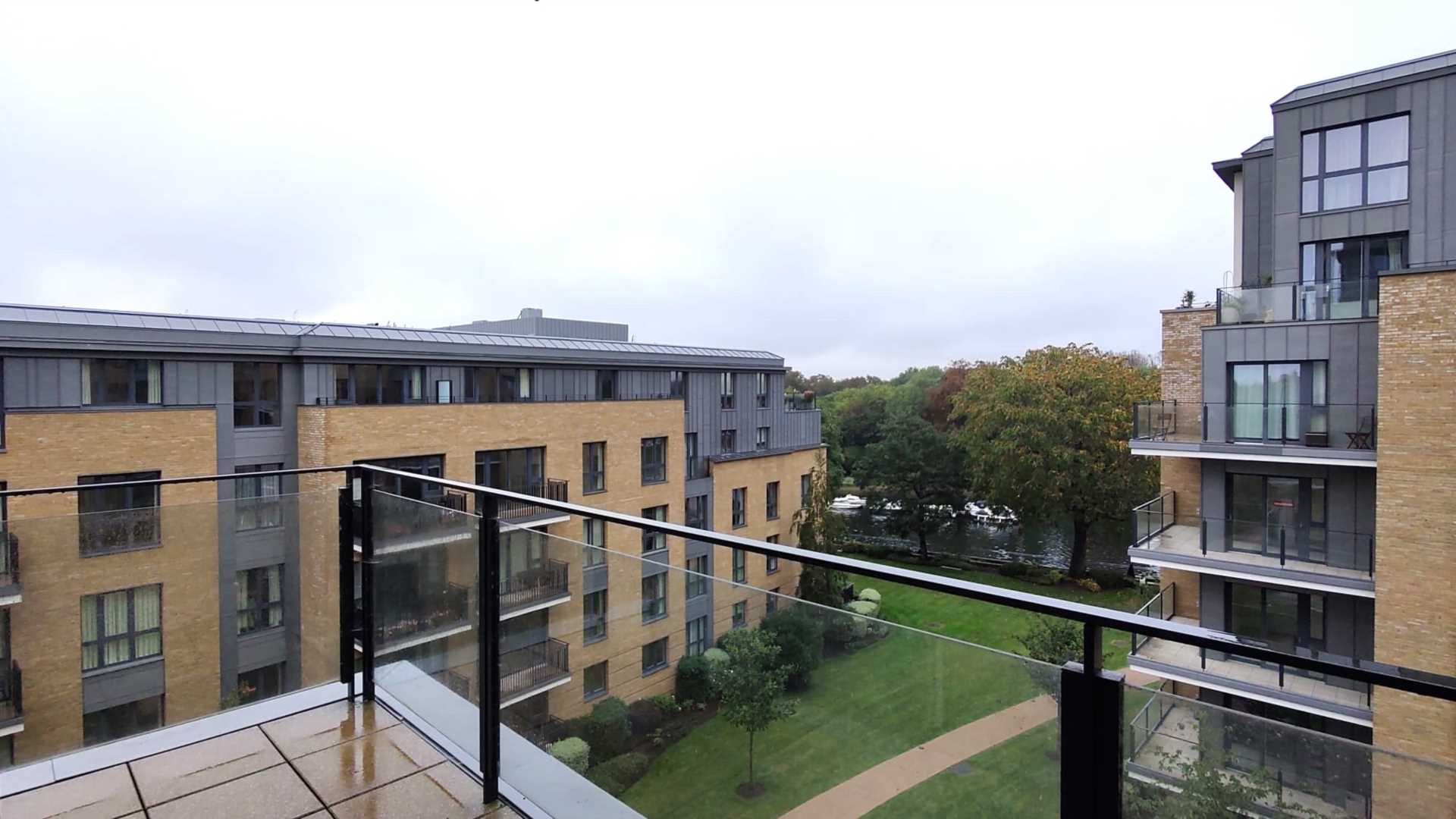 London TW11 9FJ 3 bed flat rental property internal/external image-10