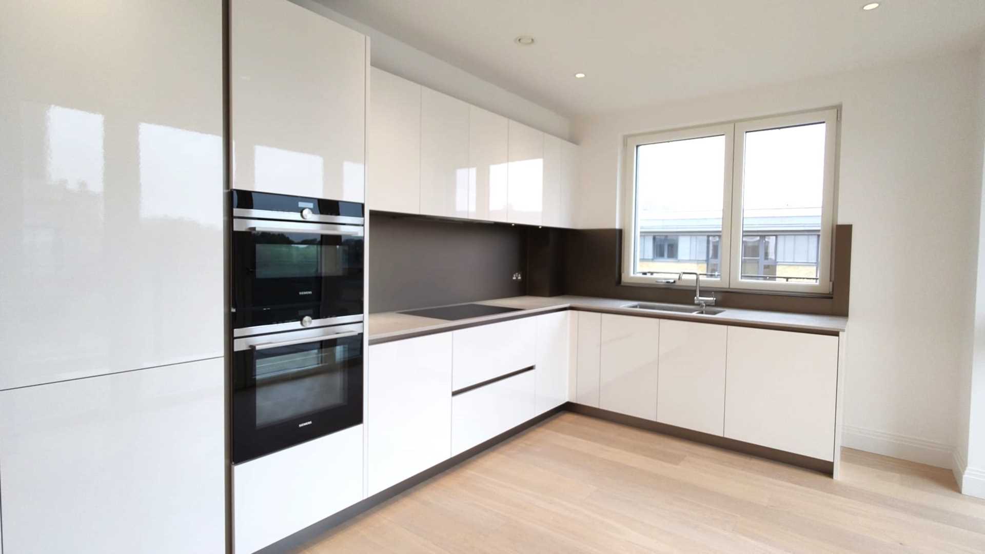 London TW11 9FJ 3 bed flat rental property internal/external image-2