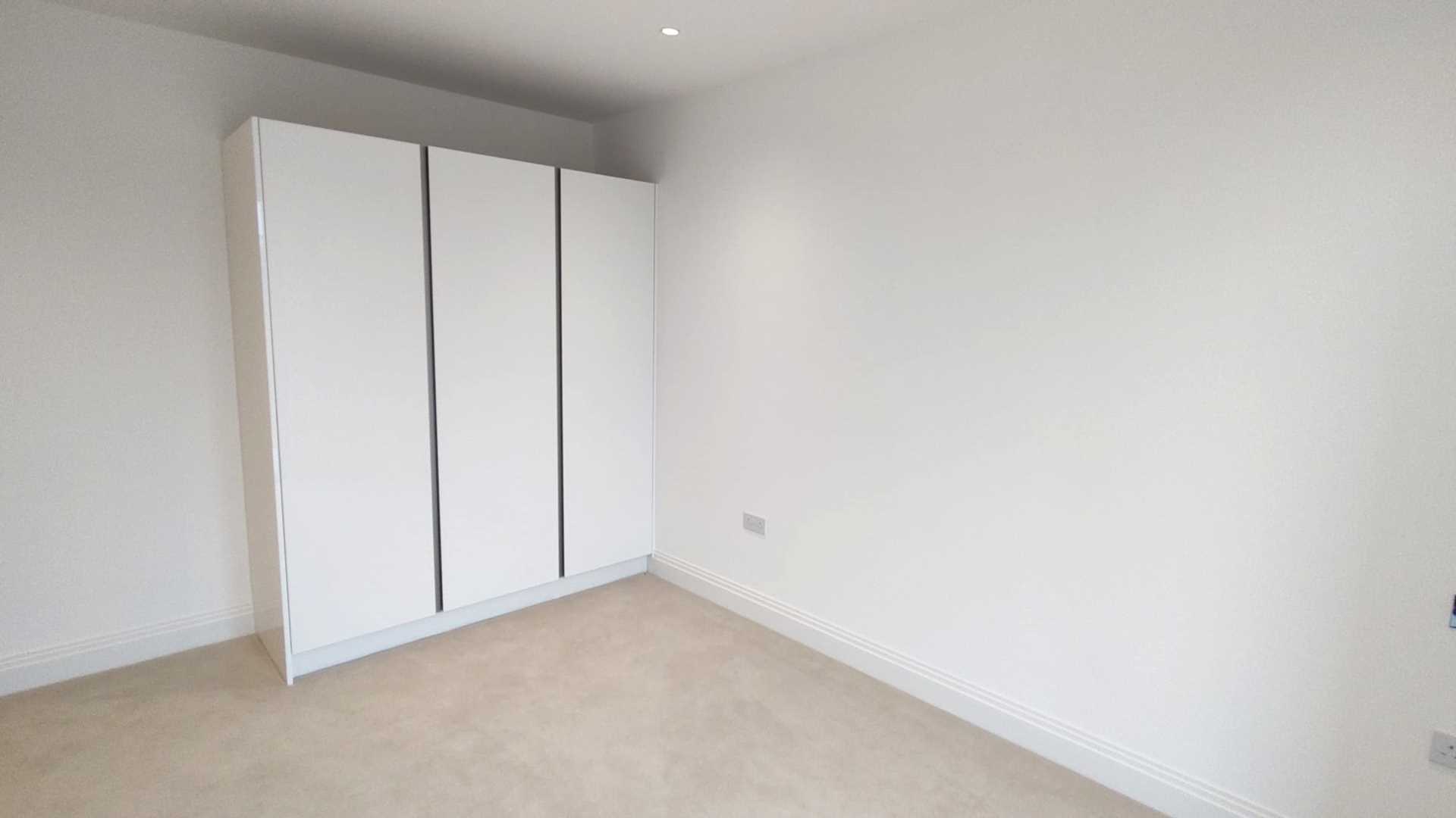 London TW11 9FJ 3 bed flat rental property internal/external image-3