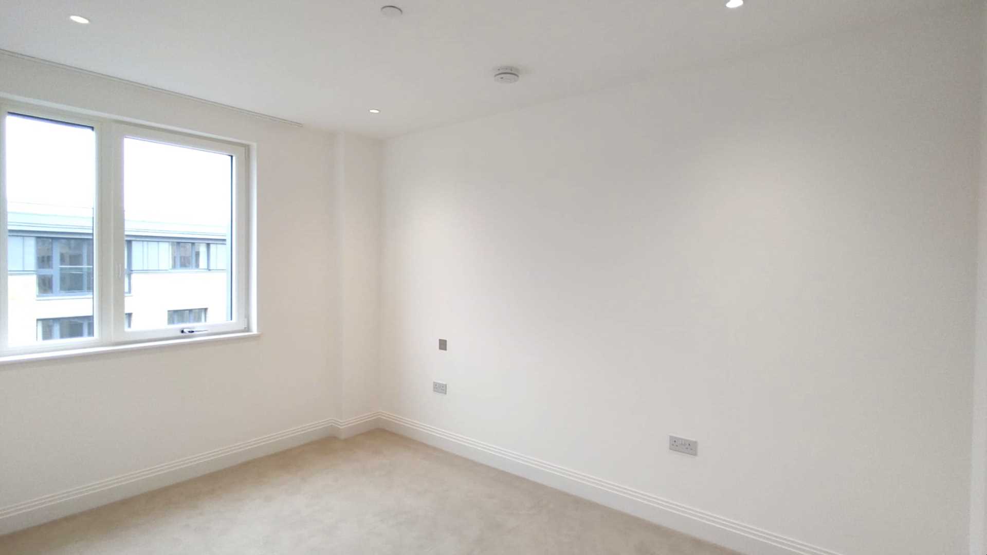London TW11 9FJ 3 bed flat rental property internal/external image-4