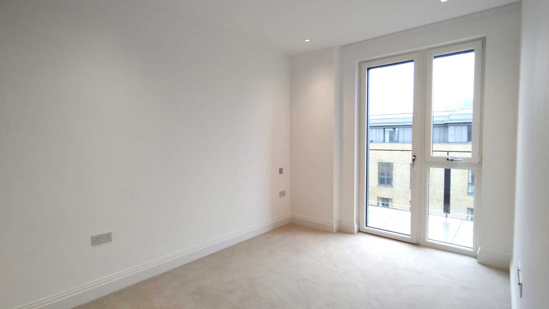 London TW11 9FJ 3 bed flat rental property internal/external image-5